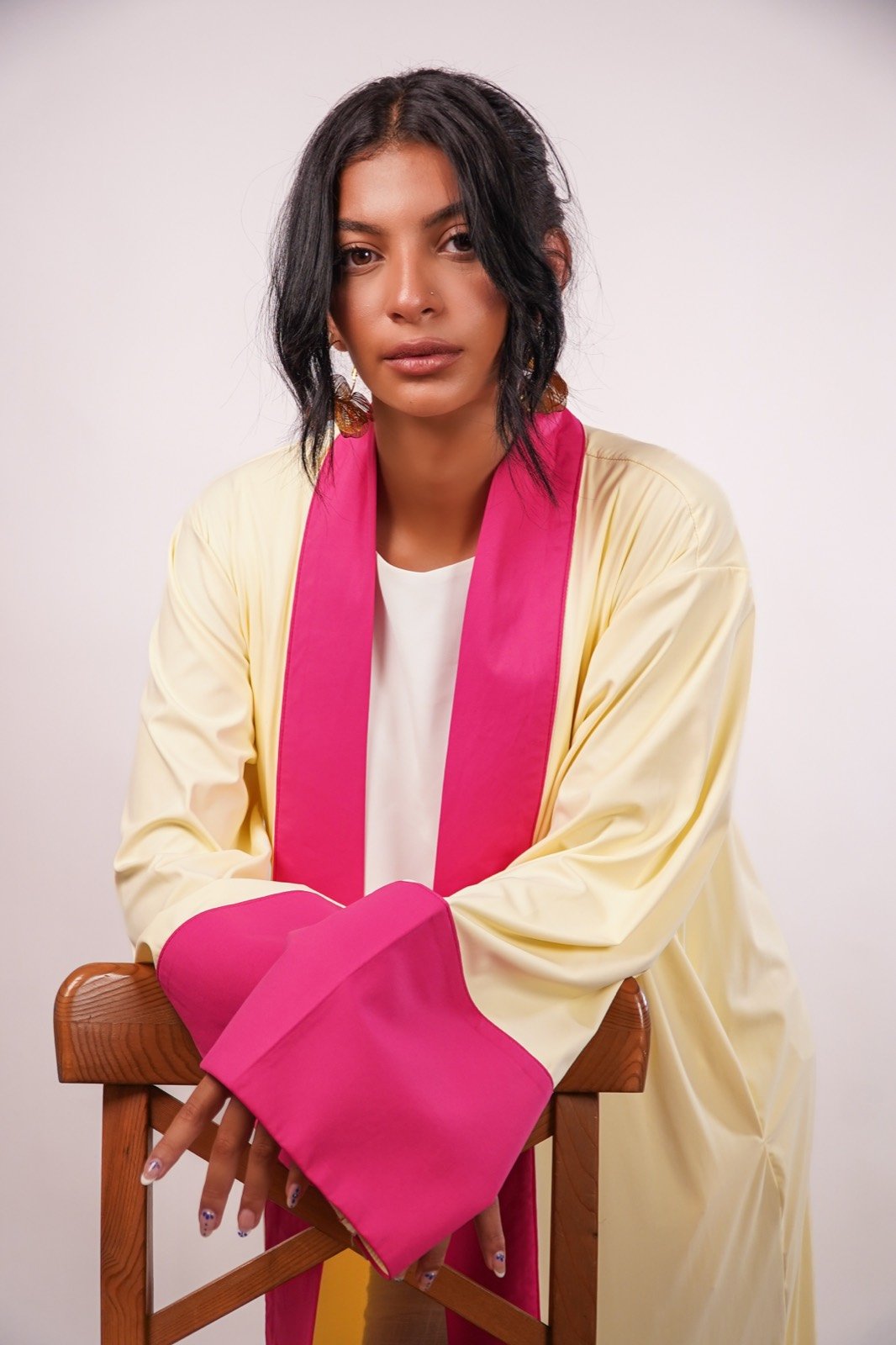 Rose Soleil open-front robe in cream with fuchsia trim, seated, close view of the collar, from the Le Kanz summer collection